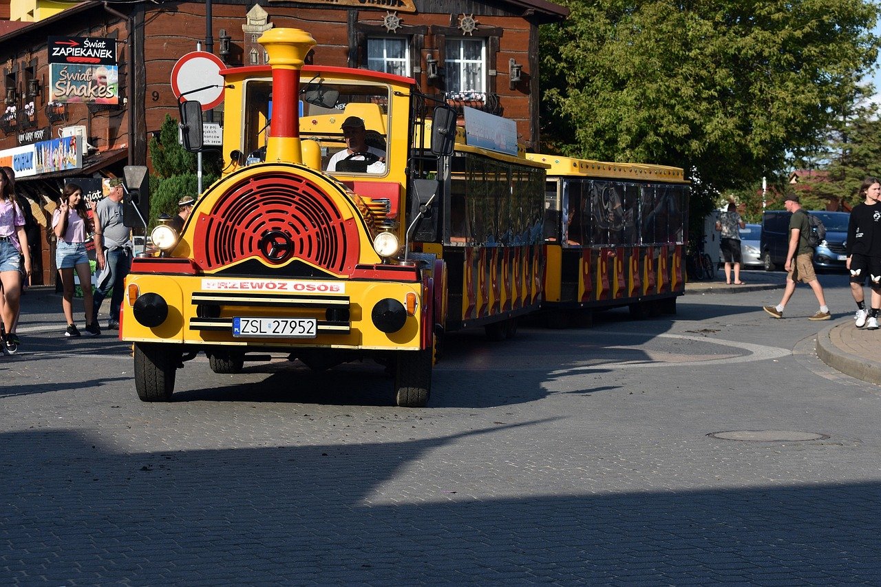 Tourist train overturns and injures 17 during Cártama tapas festival